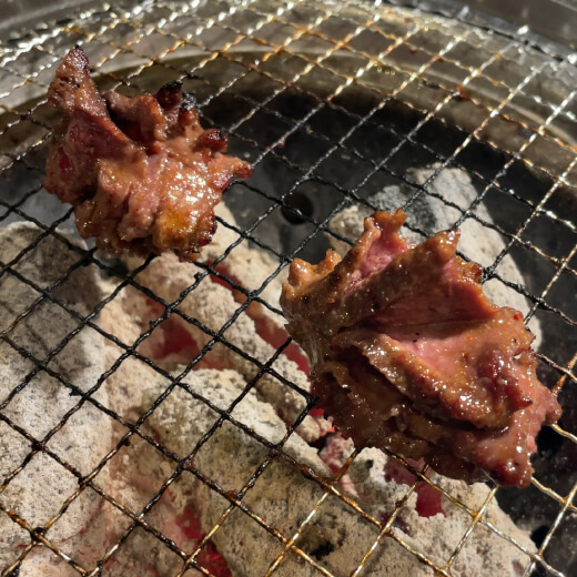 牛三郎　味噌タン焼いてるところ